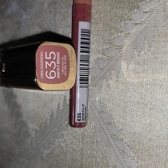 Bundle of L'Oreal Paris Colour Riche Luminous LipStick & Lip Liner - Picture 6 of 8